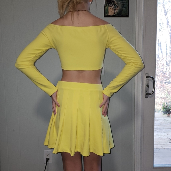 NWT Dolls Kill Sexy Lemon 🍋 Yellow Pleated Skirt Set . - Picture 3 of 7